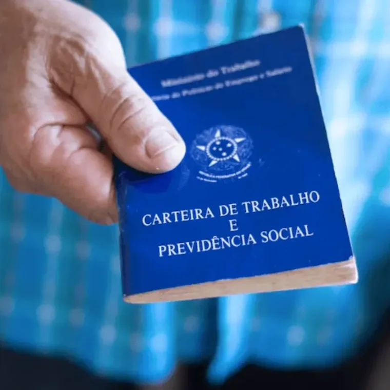 Advogado previdenciário revisando a carta de indeferimento do INSS